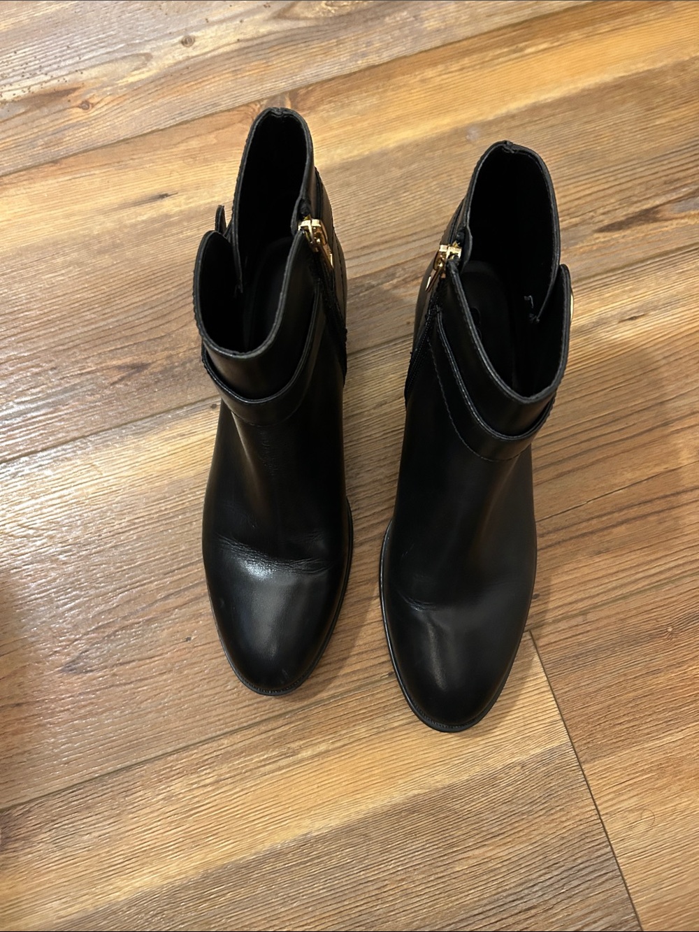 Coach Debi Black Leather Ankle Booties w/ Gold Zip Horse Carriage logo size 5.5